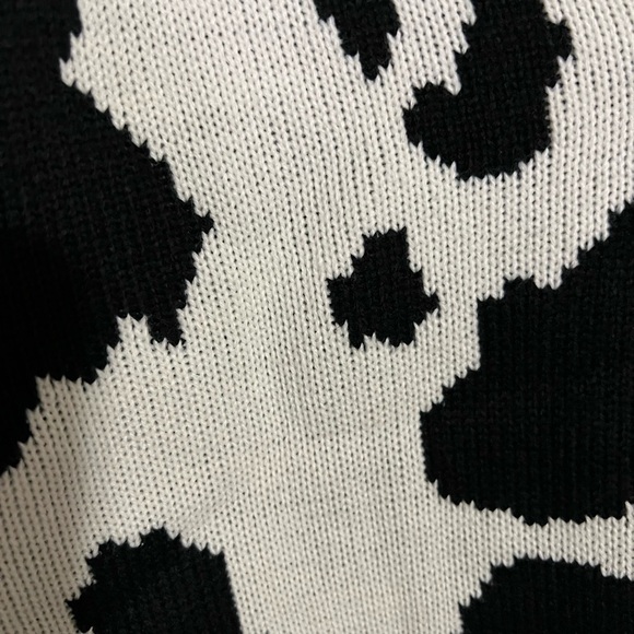 TRENDY THREADS‎ Cropped Cow Print Sweater with Fringe Hems Black White Wms Sz M - Picture 3 of 6